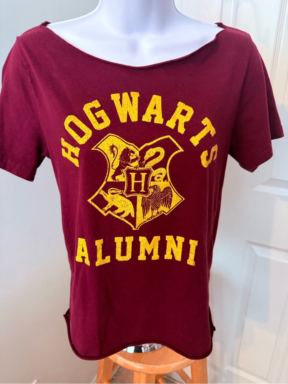 Harry Potter Hogwarts Alumni Burgundy Graphic Tee Women’s Small 2011
